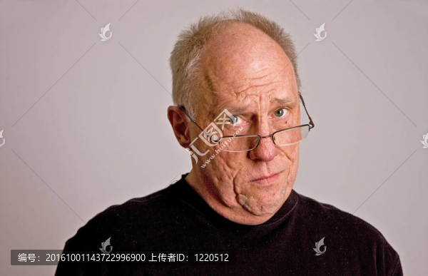 Older,Bald,Guy在黑色關(guān)注