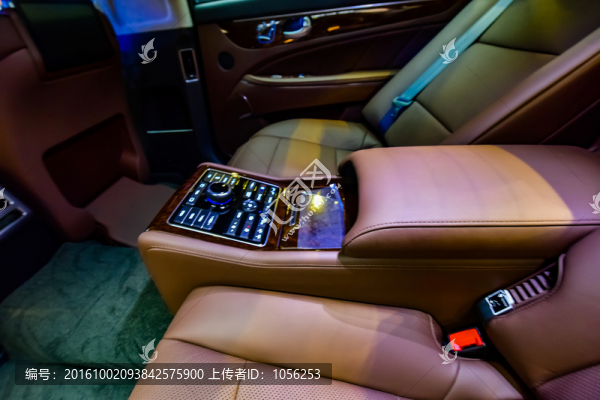 轎車后排