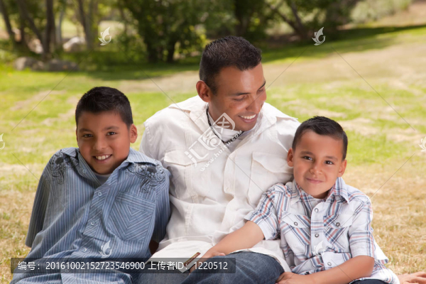 父親和兒子在公園里-匯圖網(wǎng) www.fosd68.com 父親和兒子在公園里