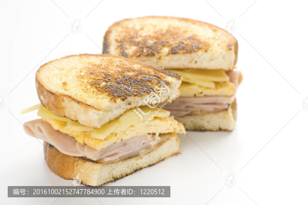 美味的三明治的火腿和奶酪煎蛋