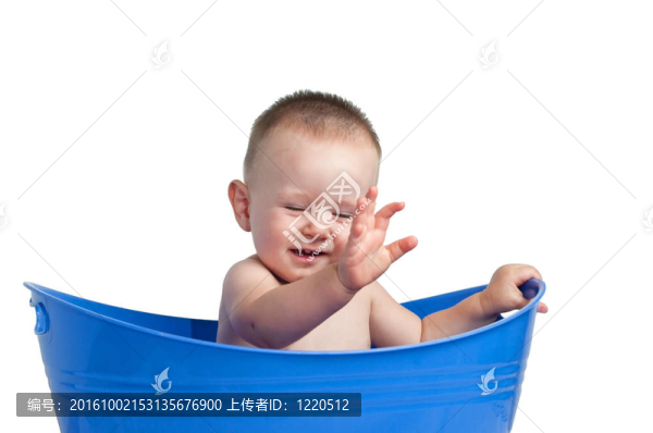 調(diào)皮的嬰兒在藍(lán)色的浴缸里閉著眼睛
