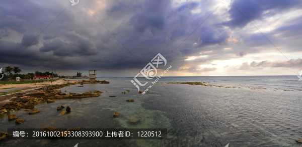 暴風(fēng)雨的海灘全景