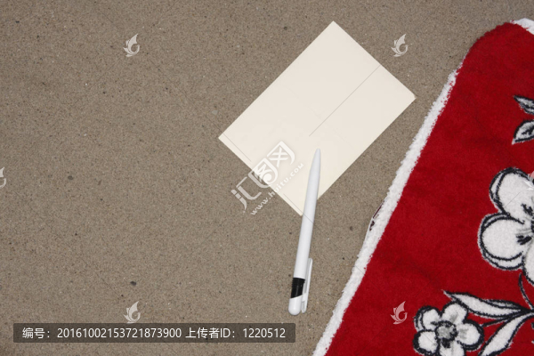 在海灘上寫明信片