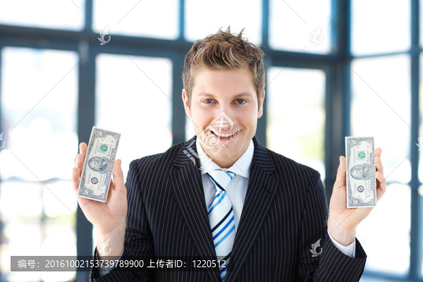面帶微笑的商人手里拿著錢