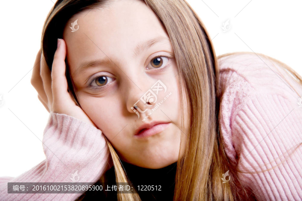 在白色的年輕女孩的肖像