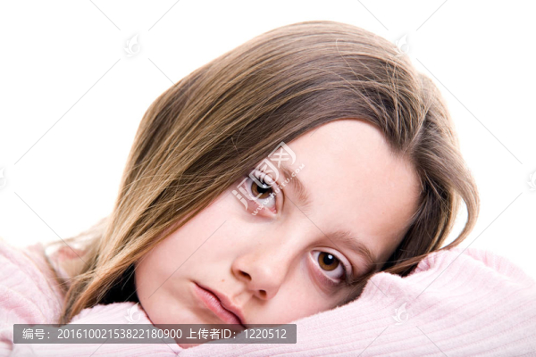 傷心的小女孩孤立