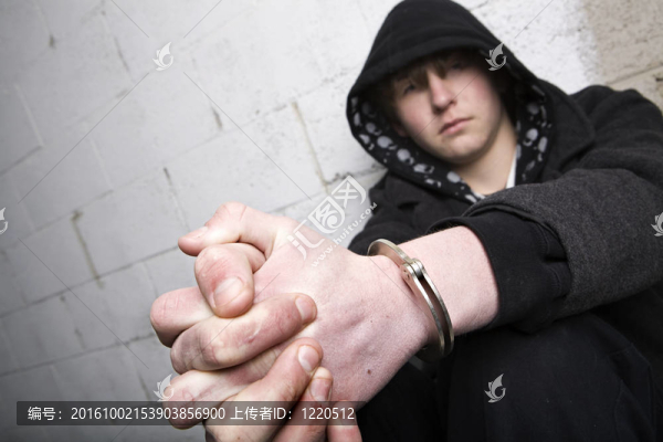 青少年戴上手銬