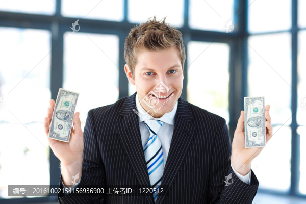 有吸引力的商人持有美元的辦公室