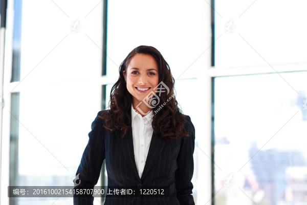 在辦公室的女商人微笑