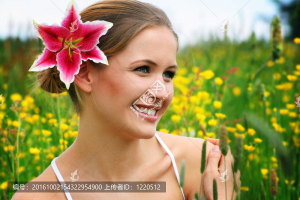 微笑的女人戶外