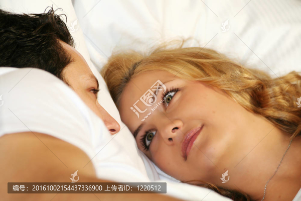 夫妻在床上