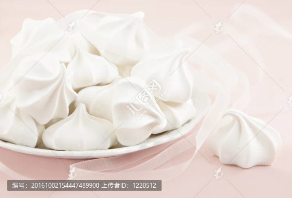 酥皮點(diǎn)心在粉紅色的背景板