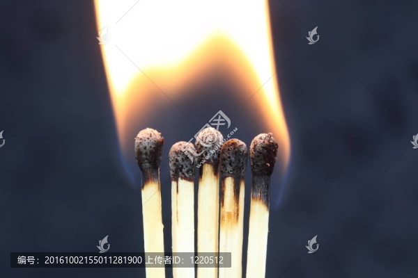 火柴點燃