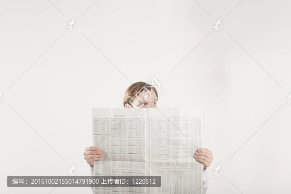 讀它，哭泣