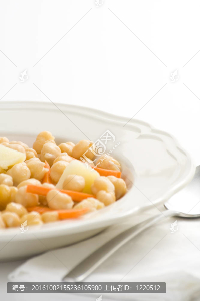 鷹嘴豆美味的胡蘿卜和土豆菜