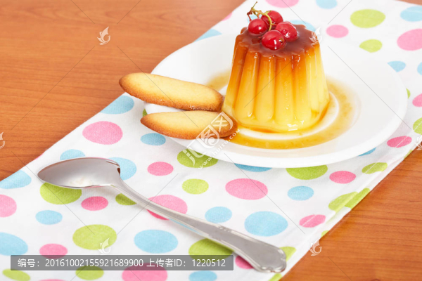 奶油焦糖甜點(diǎn)與紅醋栗和餅干