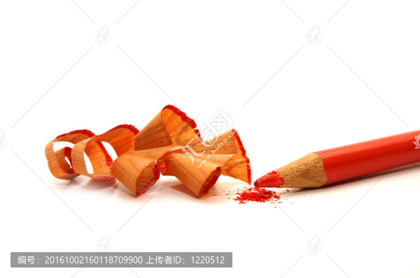 紅色的鉛筆和削筆刀和剃須
