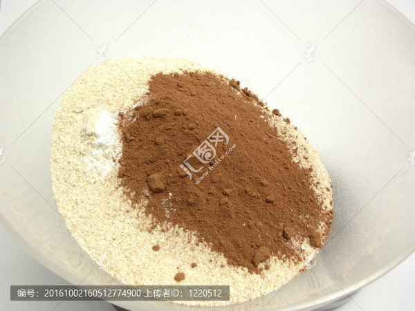 廚房秤上的可可粉和烤粉