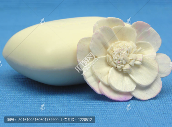 淺藍(lán)色背景的米色香皂