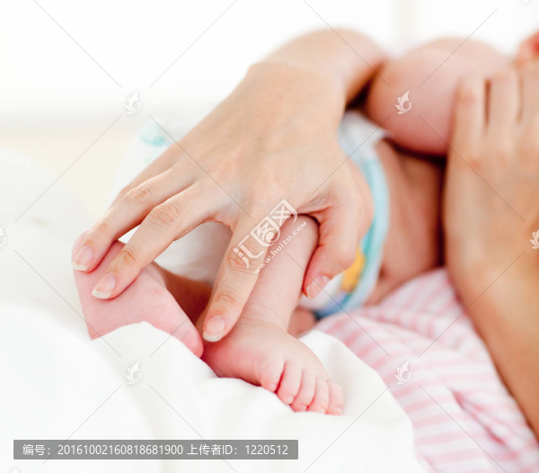 母親的手擁抱一個剛出生的嬰兒
