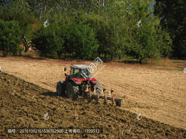 拖拉機(jī)田間；Quercy