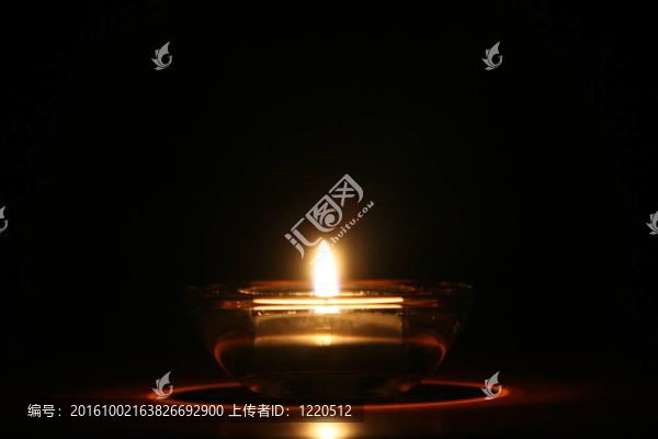 在玻璃燭臺蠟燭