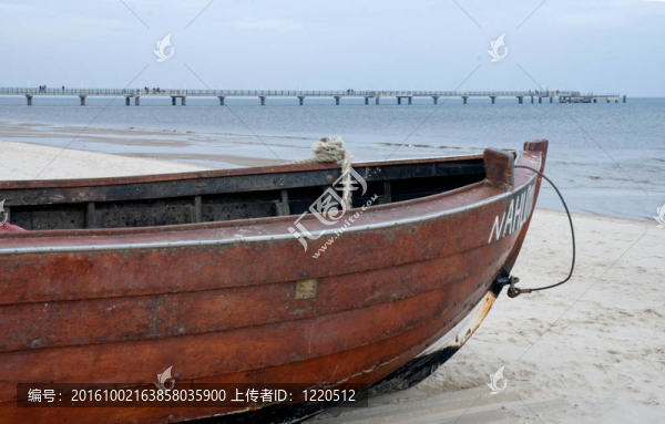 在海灘上的船