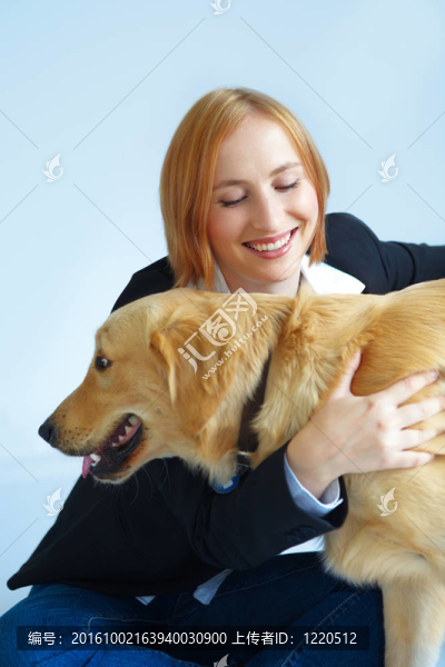 幸福的女人和黃金獵犬