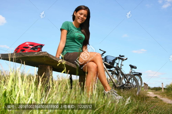 騎自行車休息的女人