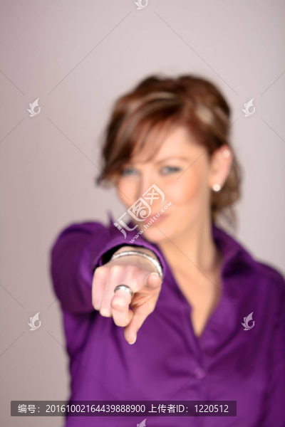 微笑的女人指著你