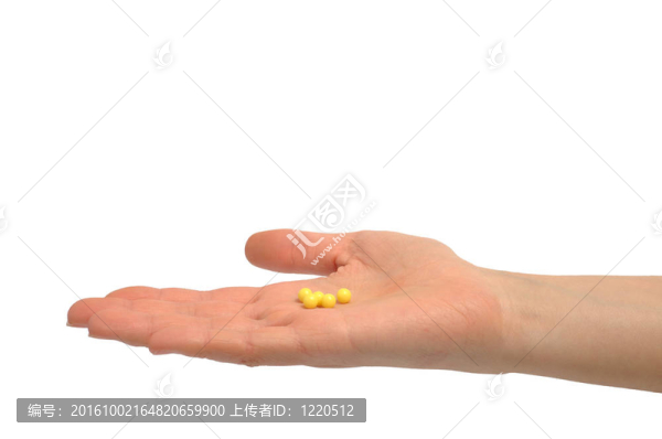 女子手拿丸