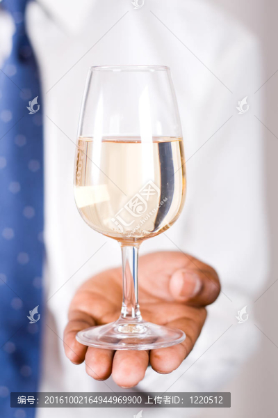 聰明人拿著酒