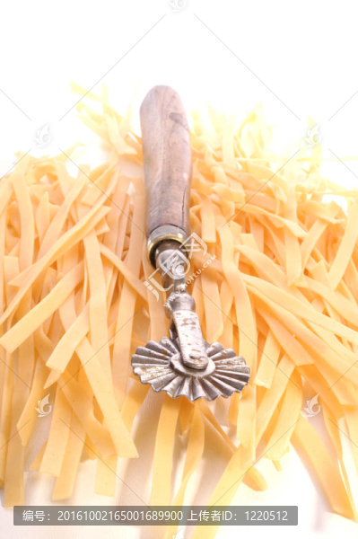 一些自制的意大利面和工具，以削減他們