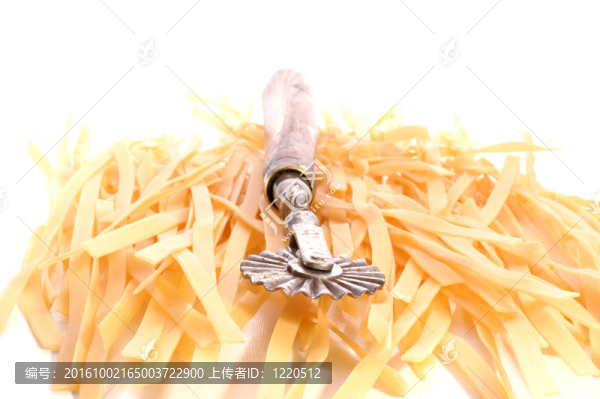 一些自制的意大利面和工具，以削減他們