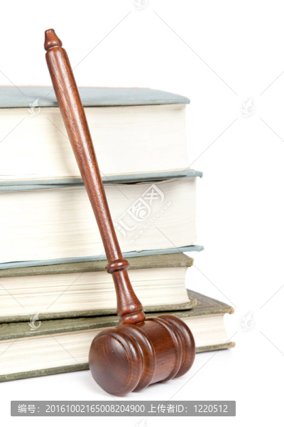 木制槌和法律書籍