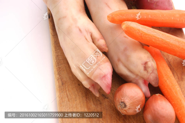 豬蹄和一些蔬菜做湯