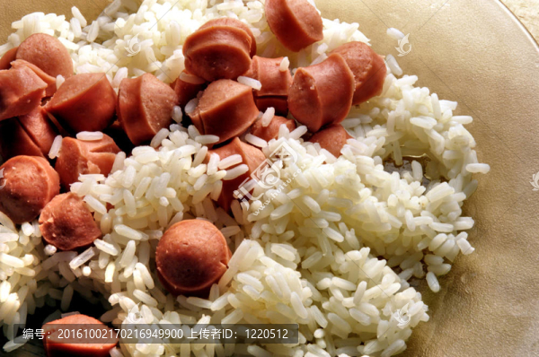 米飯和香腸