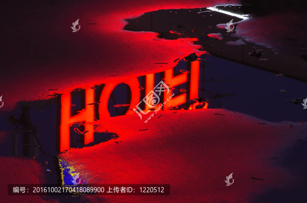 反映酒店的紅色霓虹燈