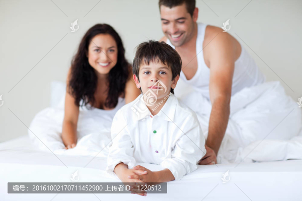 夫婦和兒子在床上玩