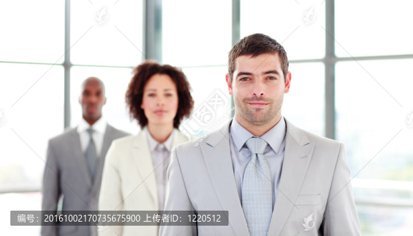 嚴(yán)肅的商人領(lǐng)導(dǎo)他的同事