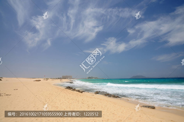 海灘附近的加那利群島的富埃特文圖拉島島；西班牙科拉萊霍；