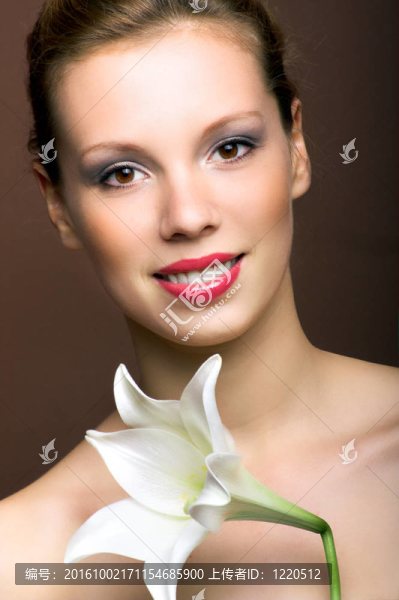 美麗的女人與花