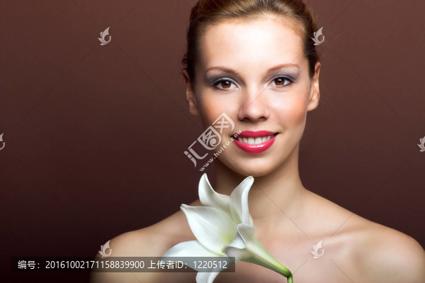 美麗的女人與花