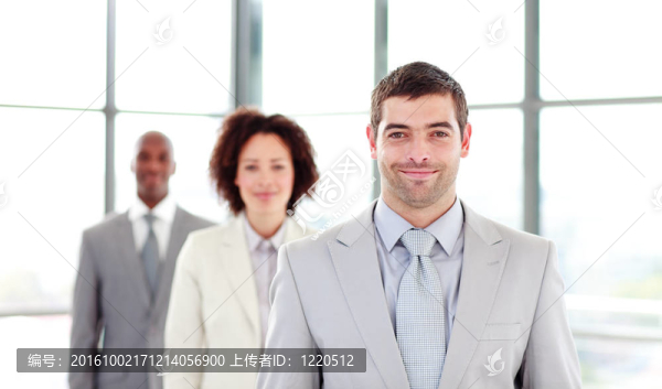 有魅力的商人領(lǐng)導(dǎo)他的同事