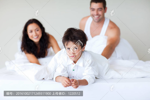 夫婦和兒子一起在床上玩