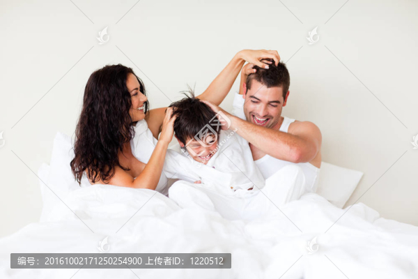 夫婦和兒子在床上玩的樂趣
