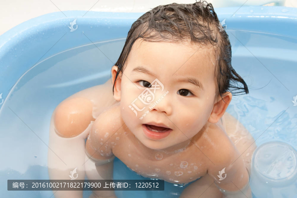 可愛的小女孩享受她的洗澡