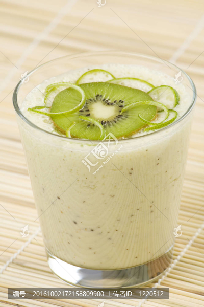 點(diǎn)心和奶油奶昔獼猴桃和石灰