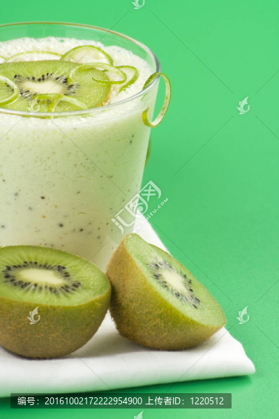 點(diǎn)心和奶油奶昔獼猴桃和石灰