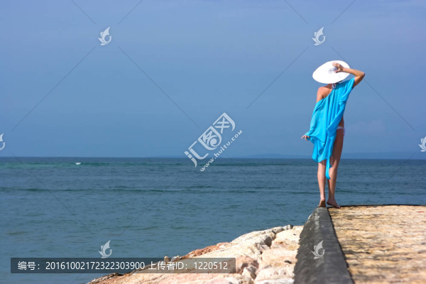 戴白帽子的女士